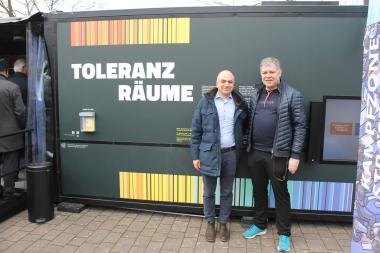 Dr. Filip Salem (l.) und Christian Bohle vor dem bunten Ausstellungscontainer.<br>Foto: LWL/Hollwedel