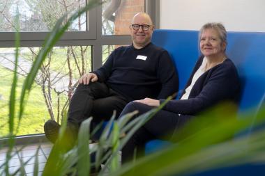 Klinikseelsorger Dr. Andreas Brenneke und Genesungsbegleiterin Hildegard Kofoth laden in ihre gemeinsame offene Angehörigensprechstunde ein.&lt;br&gt;Foto: LWL/Wäsche 