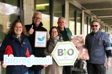  Sie freuen sich über eine gelungene Kooperation und weitere Aufwertung des LWL-Klinik-Speiseplans: (v. l.) Juliane Rabe, Thomas Voß, Birgitta Lohmann, Jörg Neyer und Michael Pastalatzis.<br>Foto: LWL/J. Westerkamp