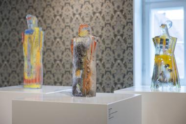 Künstlerisches Glas aus der DDR der 1960er bis 1980er Jahre bildet einen Schwerpunkt der Ausstellung "Spießversetzt und frei geformt".<br>Foto: LWL / Philipp Harms
