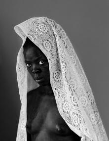 Zanele Muholi, Thembeka I, New York, Upstate, 2015, Tate. Purchased with funds provided by the Africa Acquisitions Committee 2017.<br>Foto und © Zanele Muholi, Courtesy of the artist and Yancey Richardson, New York