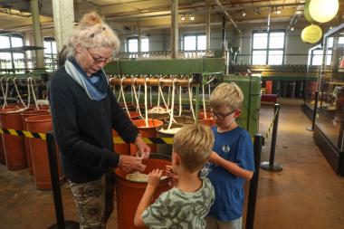 Beim großen Spinntag am Donnerstag im Textilwerk können die Besucher:innen selbst aktiv werden und einen Baumwollfaden von Hand spinnen.<br>Foto: LWL/Betz