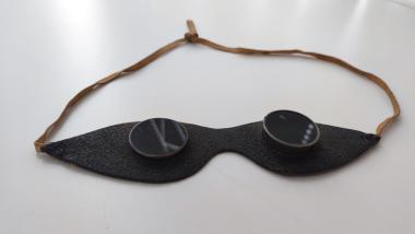 In der Ausstellung sollen Dinge aus dem Alltag der Kurheime wie diese Schutzbrille für die Therapie mit der "Höhensonne" gezeigt werden.<br>Foto: Westfälische Salzwelten