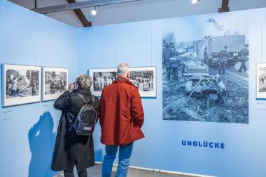 Nach dem Besuch der Ausstellung "Täglich Bilder fürs Revier" tauschen sich die Gäste beim Kaffeeklatsch aus.<br>Foto: LWL/Kreutzmann