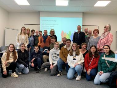 Die Teilnehmenden der Auftaktveranstaltung an der Martin-Bartels-Schule in Dortmund. Auch einige Schülerinnen und Schüler der LWL-Schulen waren mit dabei.&lt;br&gt;Foto: LWL 
