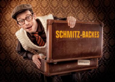"Witz und Wunder" im Pullunder heißt die Zaubershow von Comedian Schmitz-Backes.<br>Foto: Marc Zimmermann