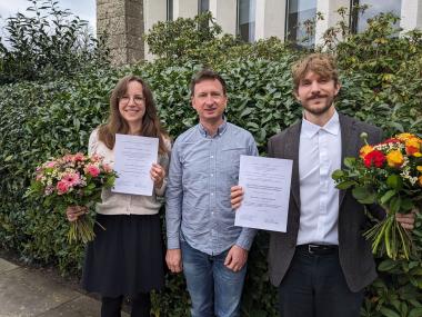 Prof. Dr. Martin Diers, Abteilung Klinische und Experimentelle Verhaltensmedizin der Klinik für Psychosomatische Medizin und Psychotherapie im LWL-Universitätsklinikum der Ruhr-Universität Bochum, freut sich für sein Team über die Auszeichnung von Benjamin Mosch und Patricia Baumann.&lt;br&gt;Foto: LWL 
