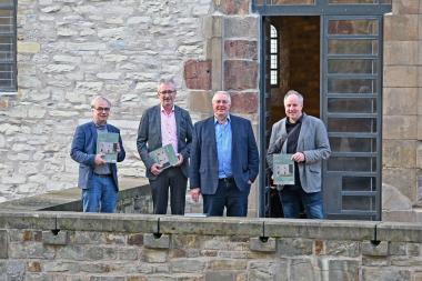 Freuten sich über das neue Buch über Wüstungen in Westfalen (v.l.): Dr. Martin Kroker, Leiter LWL-Museum in der Kaiserpfalz, Dr. Rudolf Grothues, Geographische Kommission, Autor Dr. Rudolf Bergmann und Dr. Sven Spiong, LWL-Archäologie in Bielefeld.&lt;br&gt;Foto: LWL 