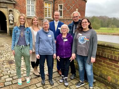 Der Ärztliche Direktor Dr. Johannes Albers (in der Mitte) zusammen mit dem neu aufgestellten Angehörigenteam der LWL-Klinik Herten (von links): Linda Ueckeroth, Julia Griebner, Hildegard Kofoth, Brigitte Ilhan, Dirk Ahmann und Hannah Herde.&lt;br&gt;Foto: LWL/Sommer 
