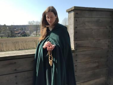 Mit der Sklavin Fortunata geht es in "römischer" Begleitung auf die Römerbaustelle Aliso und in die Zeit vor gut 2.000 Jahren.<br>Foto: LWL/B. Kühlborn