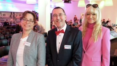 Sonja Lehnert-Klawa vom NRW-Ministerium für Heimat, Kommunales, Bau und Digitalisierung, Direktor der LWL-Archäologie für Westfalen Michael M. Rind und LWL-Kulturdezernentin Barbara Rüschoff-Parzinger eröffnen die Jahrestagung der LWL-Archäologie (von links nach rechts.&lt;br&gt;Foto: LWL-AfW/S. Brentführer 