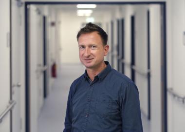 Prof. Dr. Martin Diers leitet die Forschungsabteilung Klinische und Experimentelle Verhaltensmedizin der Klinik für Psychosomatische Medizin und Psychotherapie im LWL-Universitätsklinikum der Ruhr-Universität Bochum.&lt;br&gt;Foto: LWL/Wäsche 