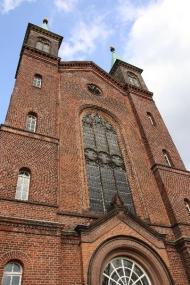 Die weit sichtbaren LWL-Kliniktürme und das Kirchenfenster.&lt;br&gt;Foto: LWL/Jutta Westerkamp 