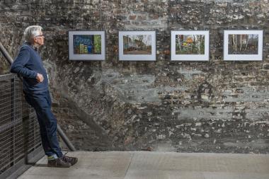 Der Fotograf Joachim Schumacher in der Ausstellung &quot;Birke und Brache&quot; im Malakowturm der Zeche Hannover.&lt;br&gt;Foto: LWL / Kreutzmann 