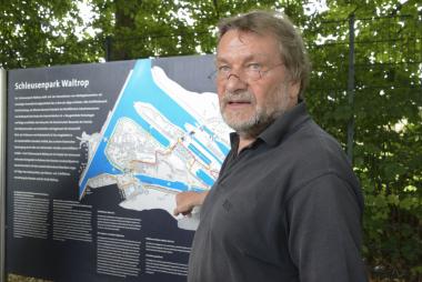 Herbert Niewerth vermittelt Wissenswertes zum Schleusenpark Waltrop.&lt;br&gt;Foto: LWL/Hudemann 