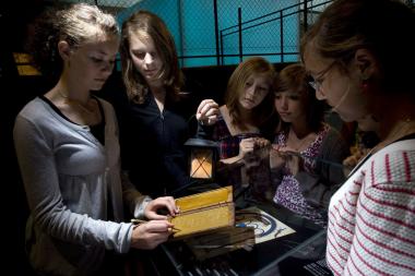 Mit Hilfe von Wachstafeln entdecken Erwachsene und Jugendliche ab zwölf Jahren im Workshop im LWL-MAK die Geschichte der Buchkunst. &lt;br&gt; Foto:LWL/ C. Kniel 