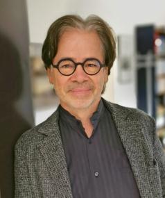 Der ehemalige Direktor der LWL-Universitätsklinik Bochum für Psychosomatische Medizin und Psychotherapie, Prof. Dr. Stephan Herpertz, hat sich nach über 20 Jahren beim LWL und Forschungstätigkeit an der Ruhr-Universität Bochum in den Ruhestand verabschiedet. Die kommissarische Leitung hat nun Dr. Gabriele Gerlach übernommen, bis die Nachfolge geklärt ist.&lt;br&gt;Foto: LWL 