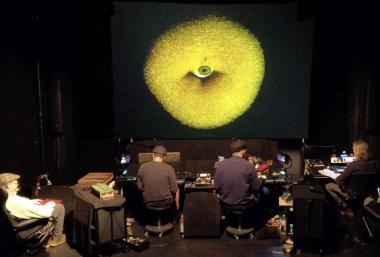 Verschiedene Objekte werden vom Oop!s-Theater live vor den Augen des Publikums inszeniert und erzählen auf Großleinwand eine Geschichte vom &quot;Aufstand der Dinge&quot;. &lt;br&gt;Foto: Rüdiger Eggert. 