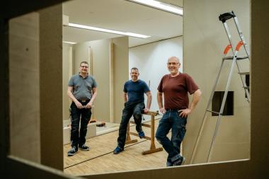 Wolfgang Möllers (li.), Detlev Brauner (M.) und Thomas Erdmann (re.) unterstützen das Team des Naturkundemuseums beim Aufbau der neuen Ausstellung &quot;Gene - Vielfalt des Lebens&quot;. &lt;br&gt;Foto: LWL/Steinweg 