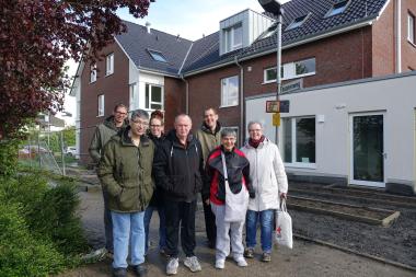 Sie freuen sich schon auf ihr neues Zuhause auf dem Gelände des ehemaligen Starkenhofes in Lienen: Zukünftige Bewohne:innen, Mitarbeitende und Vera Herbst (r.), die Einrichtungsleiterin des LWL-Wohnverbundes Kreis Steinfurt.&lt;br&gt;Bild: LWL/Nadine Saatkamp 