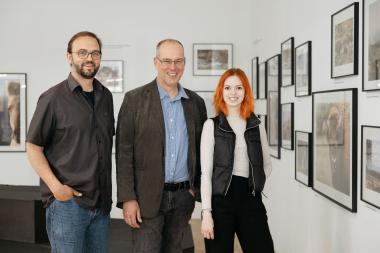 v.re.n.li.: Fotografin Phillina Zuther, Leiter des LWL-Medienzentrums Dr. Markus Köster und Museumsdirektor Dr. Jan Ole Kriegs in der neuen Fotoausstellung "Naturschutz in Westfalen".<br>Foto: LWL/Steinweg