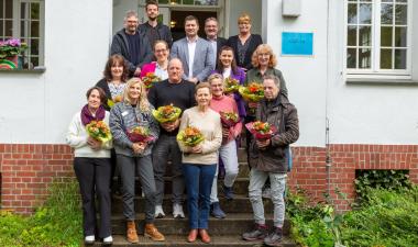 Die Betriebsleitung, des LWL-Klinikums, vertreten von Timo Siebert, Kaufmännischer Direktor (letzte Reihe Mitte), Professor Michael Löhr, Pflegedirektor (letzte Reihe, 2.v.r.) und Ulrike Bauschen, Personalrat (letzte Reihe, 1.v.r.) gratulierten den Dienst-Jubilarinnen und -Jubilaren im festlichen Rahmen.&lt;br&gt;Bild: LWL/Sallermann 