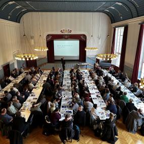 Blick in den bis auf den letzten Platz gefüllten Veranstaltungssaal.<br>Foto: LWL