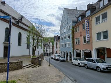 Blick in die Löhrstraße. Links Marienkirche, rechts Wiederaufbau der 1950er-Jahre mit den charakteristischen Arkaden, die eine verbreiterte Verkehrsfläche ermöglichten.&lt;br&gt;Foto: LWL / Völkel 