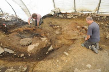 Blick links auf die Standspuren der mittelalterlichen Verhüttungsöfen und rechts auf einen keltenzeitlichen Ofen während der archäologischen Ausgrabung 2012.&lt;br&gt;Foto: Deutsches Bergbau-Museum Bochum/D. Bachmann 