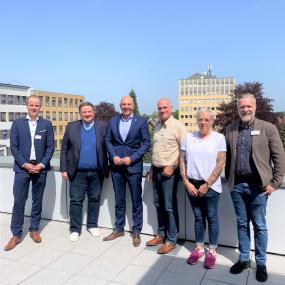 Sonnige Aussichten auf der Dachterrasse am Tagesklinik-Standort der LWL-Klinik Herten in Haltern am See (von links): der Ärztliche Direktor Dr. Johannes Albers, Bürgermeister Andreas Stegemann, der Direktor des LWL, Dr. Georg Lunemann, Pflegedirektor Dr. Michael Kramer, Pflegerische Stationsleitung Petra Hein und Kaufmännischer Direktor Thomas Job.&lt;br&gt;Foto: LWL 