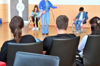 Zur Vorbereitung für die Abschlussveranstaltung haben die Kinder und Jugendlichen ihre Arbeiten im Plenarsaal einstudiert.&lt;br&gt;Foto: LWL/Özdemir 