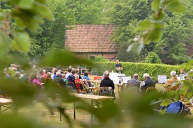 Freiluftgottesdienst in historischem Ambiente genießen.&lt;br&gt;Foto: LWL/Guido Klein 