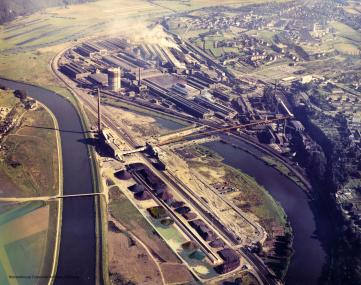 Das alte und neue Flussbett der Ruhr. Im Vordergrund gut zu sehen, das neue Erzlager mit der Sinteranlage.&lt;br&gt;Foto: thyssenkrupp Corporate Archives, Duisburg/Aero-Lux Büscher &amp; Co. KG, Frankfurt am Main 