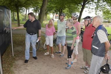 Herbert Niewerth vermittelt Wissenswertes über den Schleusenpark.<br>Foto: LWL/Hudemann