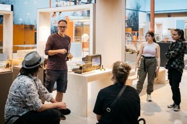 Bei Führungen durch die aktuelle Sonderausstellung &quot;Modern Times. Archäologische Funde der Moderne und ihre Geschichten&quot; erzählen die Museumspädagog:innen die Geschichten der Objekte. &lt;br&gt;Foto: LWL/ Sadrowski 