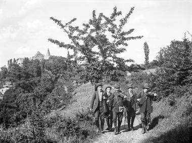 Richard Schirrmann mit vier jungen Wanderern bei Schloss Hohenlimburg, um 1912, Titelmotiv des Bildbandes &quot;Wanderwelten&quot;.&lt;br&gt;Foto: LWL/Sammlung Richard Schirrmann 