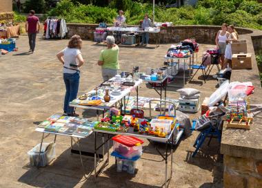 Handeln, feilschen, Schnäppchen machen: Das geht wieder auf dem Flohmarkt am LWL-Klinikum Gütersloh am 21. Juni 2024.&lt;br&gt;Bild: LWL/Archiv 