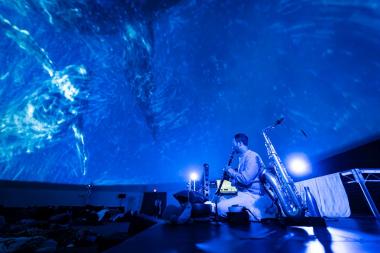 Bei &quot;Sound of the Ocean&quot; mit Live-Musik und Bildern abtauchen in die Welt des tiefblauen Ozeans.&lt;br&gt;Foto: Noah Lipsitz 