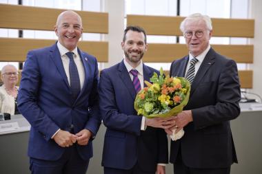 Gratulieren dem neuen LWL-Krankenhausdezernenten Dr. Emanuel Wiggerich (M.): der Direktor des LWL, Dr. Georg Lunemann (l.), und der Vorsitzende der LWL-Landschaftsversammlung, Klaus Baumann.&lt;br&gt;Foto: LWL/Nikolaus Urban 