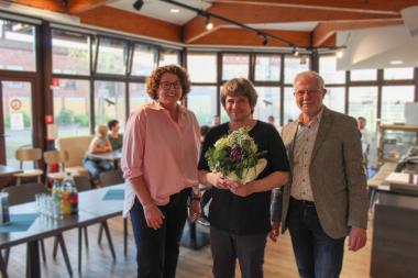 Anke Buchheister, Sekretariat Pflegedirektion und Kassiererin des Fördervereins, Jörg Böckem und Hubertus Gerlach, Pflegedirektor und erster Vorsitzender haben sich über eine gelungene Veranstaltung gefreut.<br>Foto: LWL