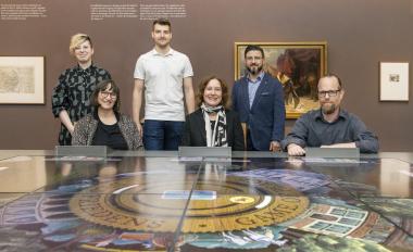 Sara Hirschmüller und Ingrid Fisch, Kunstvermittlung des LWL-Museum für Kunst und Kultur, Patrick Felschen, Rosen Group, Dr. Friederike Maßling, Geschäftsführerin der LWL-Kulturstiftung, Jörn Wunderlich, Head of Communications ROSEN Group und Eyk Haneklaus, Software Engineering Consultant der ROSEN Group (v.l.)<br>Foto: LWL/Hanna Neander