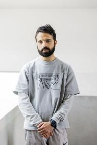 Ali Eslami wird bei der Ausstellungseröffnung am Freitag (14.6.) im LWL-Museum für Kunst und Kultur mit dem Cremer-Preis 2024 geehrt.<br>Foto: LWL/Hanna Neander 