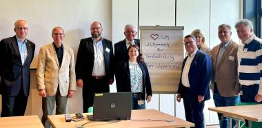 Verabschiedeten Volker Wippermann (4.v.l.) in den Ruhestand:  (v.l.) Prof. Dr. Rüdiger Smektala, Dr. Hans-Ludwig Becker, Prof. Dr. Jens Bothe, Dr. Naciye Hantelmann-Geyhan, Dr. Patrick Debbelt, Elke Koling, Kai Schröder, Dr. Ulrich Bodensieck.<br>Bild: LWL 
