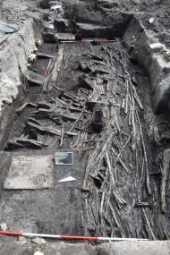 Kleine Fläche, großer Aufwand: Die freigelegte Holzkonstruktion in der Gesamtansicht.<br>Foto: Archäologie am Hellweg eG/Ulrich Holtfester.