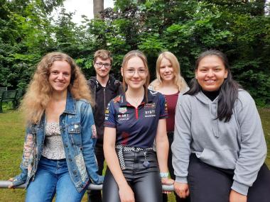 Amelie Schaper (v.l.), Ole Finkemeier, Emily Meyer, Annika Steffens und Karen Cifuentes Morales sammeln wertvolle Erfahrungen während ihres Freiwilligen Sozialen Jahres an der Pauline-Schule, LWL-Förderschule.<br>Foto: LWL