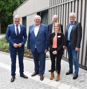 Eröffnen den Zusatzbau: LWL-Direktor Dr. Georg Lunemann, NRW-Gesundheitsminister Karl-Josef Laumann, Pflegedirektor Michael Lison, Akademie-Leiterin Natalie Große-Maestrup und Kaufmännischer Direktor Thomas Voß ( nicht im Bild: Oberbürgermeister Markus Lewe).<br>Bild LWL/Sibylle Kaufhold