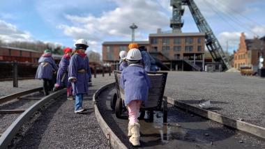Bei der Kinderführung "Weg des Bergmanns" können die Kinder mit Muskelkraft Loren über die Gleise schieben.<br>Foto: LWL / Katharina Saprygin