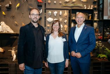 Dr. Georg Lunemann, der Direktor des LWL (v.r.), Ausstellungskuratorin Friederike Ehn und Museumsdirektor Dr. Jan Ole Kriegs stellen die neue Sonderausstellung "Gene - Vielfalt des Lebens" vor.<br>Foto: LWL/Steinweg