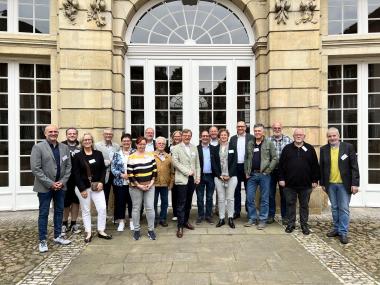 Die DNK-Preisträger:innen trafen sich auf Einladung des LWL-Denkmalfachamtes im Erbdrostenhof und wurden von LWL-Chefdenkmalpfleger Dr. Holger Mertens empfangen (5.v.r.).<br>Foto: LWL