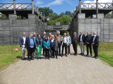 Die Teilnehmenden des Fachkolloquiums vor dem nachgebauten Westtor des römischen Hauptlagers.<br>Foto: C. Metzner-Nebelsieck